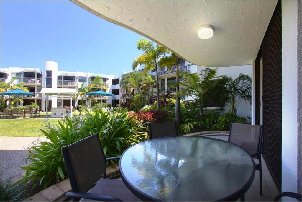 Headland Tropicana Resort Alexandra Headland Esterno foto